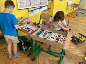 Tretiaci pri práci so stavebnicou