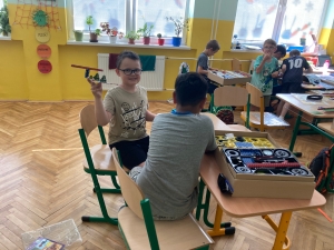 Tretiaci pri práci so stavebnicou