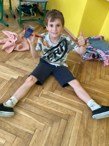 Tretiaci pri práci so stavebnicou