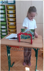 Tretiaci hrali bábkové divadlo