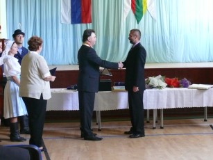 Riaditeľ školy príjma ocenenie z rúk starostu Riaditeľ školy príjma ocenenie z rúk starostu
