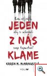 Karen M. McManusová: Jeden z nás klame