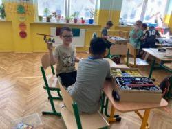 Tretiaci pri práci so stavebnicou