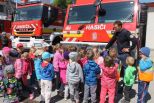 Škôlkari na návšteve u hasičov